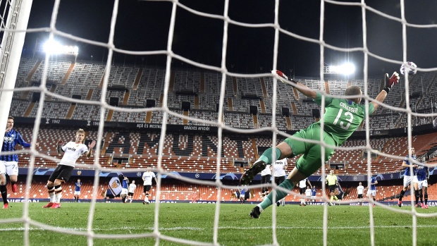 Josip Ilicic of Atalanta scores his sides fourth goal past Jasper Cillessen of Valencia during the UEFA Champions League round of 16 second leg match between Valencia CF and Atalanta at Estadio Mestalla on March 10, 2020 in Valencia, Spain.