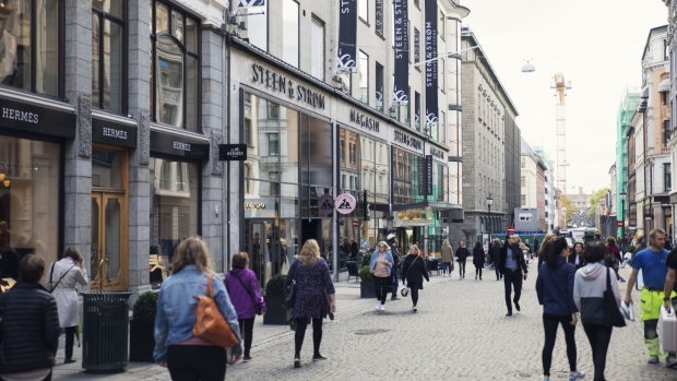 Pedestrians pass retail stores on a shopping street in Oslo, Norway, on Friday, Sept. 22, 2017. Norway’s sovereign wealth fund hit $1 trillion for the first time on Tuesday, driven higher by climbing stock markets and a weaker U.S. dollar.