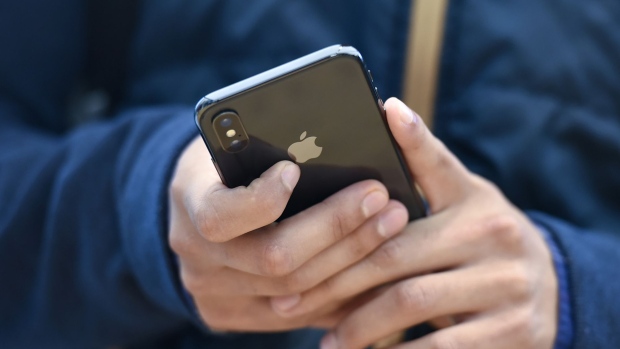 A customer views an Apple iPhone X. Photographer: Michael Short/Bloomberg