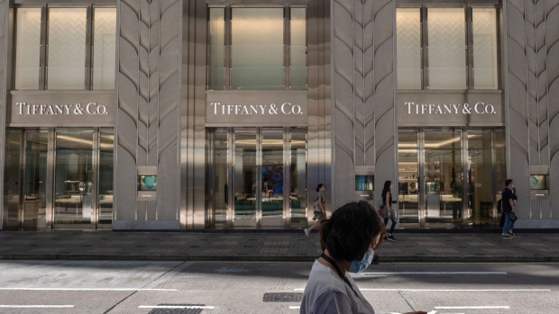 A pedestrian wearing a protective mask walks past a Tiffany & Co. store near Canton Road in the Tsim Sha Tsui district of Hong Kong, China, on Sunday, July 26, 2020. Having briefly shown signs of recovery in recent months from its deepest recession on record, the Asian financial hub is bracing for its stiffest test yet as a resurgent virus combines with an increasingly uncertain political and financial outlook. Photographer: Roy Liu/Bloomberg