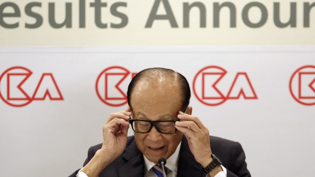 Li Ka-shing, chairman of CK Hutchison Holdings Ltd. and CK Asset Holdings Ltd., adjusts his glasses during a news conference in Hong Kong, China, on Friday, March 16, 2018. Li, a wartime refugee who used to sweep factory floors in Hong Kong for a living, retired after a career spanning more than half a century amassing one of Asia's biggest fortunes from building skyscrapers to selling soap bars. Photographer: Anthony Kwan/Bloomberg