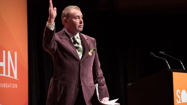 Jeffrey Gundlach, chief executive officer and chief investment officer of DoubleLine Capital LP, waves after speaking at the 23rd annual Sohn Investment Conference in New York, U.S., on Monday, April 23, 2018. Since 1995, the Sohn Investment Conference, has brought the world's savviest investors together to share fresh insights and money-making ideas to benefit the Sohn Conference Foundation's work to end childhood cancer. Photographer: Bloomberg/Bloomberg