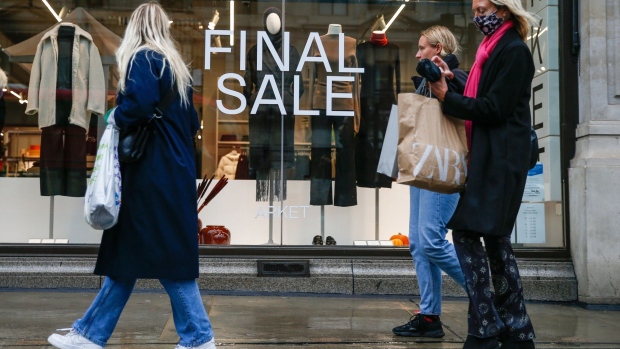 Pedestrians pass a sign reading "Final Sale" in a shop window on Regent Street in London, U.K., on Wednesday, Oct. 21, 2020. Prices rose 0.5% in September, from 0.2% a month earlier, the Office for National Statistics said Wednesday.