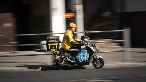 A food delivery courier for Meituan Dianping travels along a road in Shanghai, China, on Sunday, Nov. 29, 2020. Meituan is scheduled to release third-quarter earnings results on Nov. 30. Photographer: Qilai Shen/Bloomberg