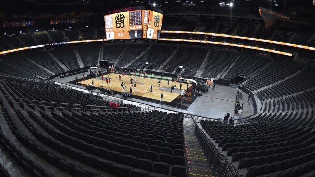 LAS VEGAS, NEVADA - NOVEMBER 28: The Baylor Bears and the Louisiana Ragin' Cajuns warm up before their game in the #VegasBubble basketball tournament at T-Mobile Arena on November 28, 2020 in Las Vegas, Nevada. (Photo by David Becker/Getty Images) Photographer: David Becker/Getty Images North America