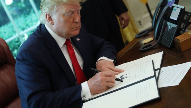 WASHINGTON, DC - JUNE 24: U.S. President Donald Trump signs an executive order imposing new sanctions on Iran, in the Oval Office at the White House on June 24, 2019 in Washington, DC. (Photo by Mark Wilson/Getty Images)