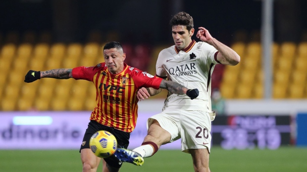 BENEVENTO, ITALY - FEBRUARY 21: Federico Fazio of A.S Roma battles for possession with Gianluca Lapadula of Benevento Calcio during the Serie A match between Benevento Calcio and AS Roma at Stadio Ciro Vigorito on February 21, 2021 in Benevento, Italy. Sporting stadiums around Italy remain under strict restrictions due to the Coronavirus Pandemic as Government social distancing laws prohibit fans inside venues resulting in games being played behind closed doors. (Photo by Francesco Pecoraro/Getty Images)