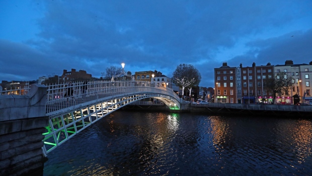 The River Liffey flows beneath the Ha'penny bridge in Dublin, Ireland, on Thursday, Nov. 24, 2016. Irish ministers and executives are closely monitoring economic and market developments in the U.K. because the country is Ireland’s largest trading partner along with the U.S. Photographer: Chris Ratcliffe/Bloomberg