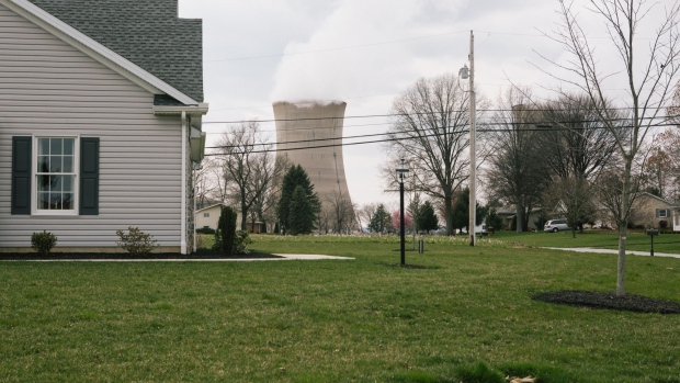 A cooling tower at the Exelon Corp. Three Mile Island nuclear power plant stands behind residential homes in the neighborhood of Londonderry Township near Middletown, Pennsylvania, U.S., on Wednesday, April 11, 2018. On Sept. 30, Exelon Corp. plans to take Three Mile Island offline because it is no longer profitable. Across the U.S., Nuclear plants are having trouble staying competitive in an era of cheap natural gas, a product of the shale boom. Photographer: Michelle Gustafson/Bloomberg