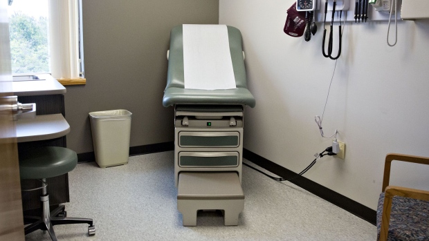 An exam bed sits in a room at Perry Memorial Hospital in Princeton, Illinois, U.S., on Wednesday, Oct. 11, 2017. Senate in both political parties say they\'ve reached agreement on fixes to stabilize Obamacare just two weeks before Americans start signing up for 2018 coverage. Photographer: Daniel Acker/Bloomberg
