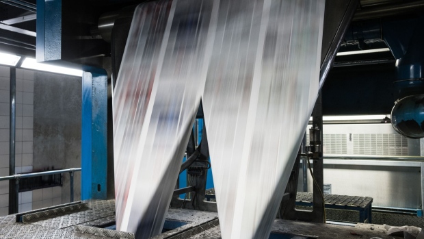 Newsprint passes through a rotary press at the El Tiempo SA printing facility in Bogota, Colombia, on Friday, Dec. 1, 2017. Founded in 1911, El Tiempo is a nationally distributed daily newspaper and has the highest circulation in Colombia. Photographer: Maurico Palos/Bloomberg
