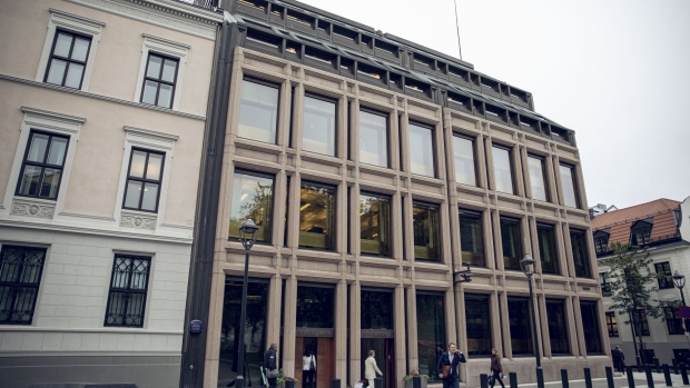 Pedestrians pass the entrance to Norway's central bank, also known as Norges Bank, in Oslo, Norway, on Wednesday, Sept. 4, 2019. Slyngstad, the man managing Norway's $1 trillion wealth fund is looking beyond the current political turmoil, vowing to invest in the U.K. "no matter what" and planning to plow another $100 billion into the U.S. stock markets. Photographer: Odin Jaeger/Bloomberg