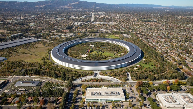 The Apple Park campus in Cupertino, U.S. Photographer: Sam Hall/Bloomberg