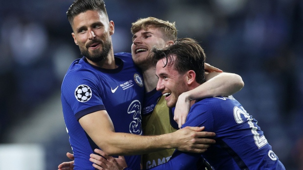 PORTO, PORTUGAL - MAY 29: Olivier Giroud, Timo Werner and Ben Chilwell of Chelsea celebrate following their side's victory in the UEFA Champions League Final between Manchester City and Chelsea FC at Estadio do Dragao on May 29, 2021 in Porto, Portugal. (Photo by Carl Recine - Pool/Getty Images) Photographer: Carl Recine - Pool/Getty Images Europe