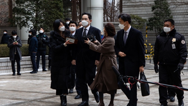 Jay Y. Lee, center, arrives at the Seoul High Court in Seoul earlier in January.