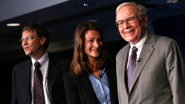 Warren Buffett (R) stands with Bill and Melinda Gates June 26, 2006 at a news conference where Buffett spoke about his financial gift to the Bill and Melinda Gates Foundation in New York City.