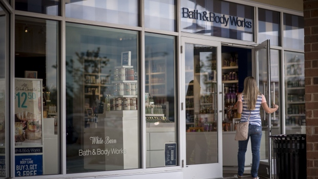 A customer enters a Bath & Body Works LLC store, a subsidiary of L Brands Inc., in Chicago, Illinois, U.S., on Monday, Aug. 14, 2017. L Brands Inc. is scheduled to release earnings figures on August 16. Photographer: Christopher Dilts/Bloomberg