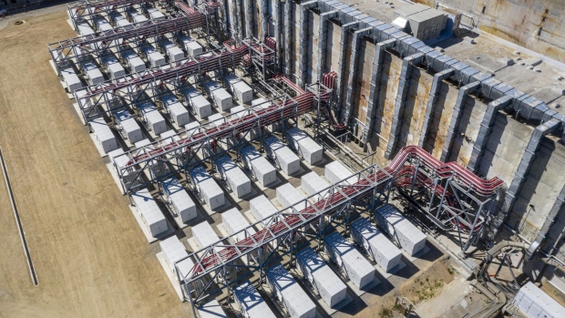 Power inverters and cabling outside the battery building at the Vistra Corp. Moss Landing Energy Storage Facility in Moss Landing, California, U.S., on Tuesday, April 20, 2021. The facility is the world's largest battery energy storage system. Photographer: David Paul Morris/Bloomberg