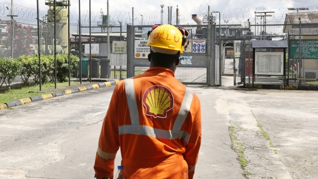 An employee approaches the entrance to the Agbada 2 oil flow station, operated by Shell Petroleum Development Co. (SPDC) in Port Harcourt, Nigeria. Photographer: George Osodi/Bloomberg