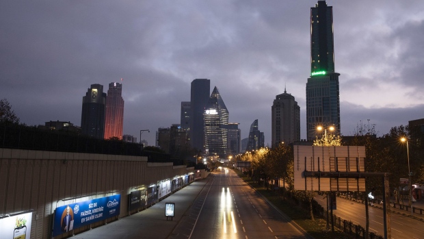 An empty highway during weekend curfew in the Levent district of Istanbul, Turkey, on Saturday, Dec. 5, 2020. Weekend curfews start at 2100 on Fridays and end at 0500 on Mondays, with weekday curfews 0900-0500, as new coronavirus cases hover at about 30K per day. Photographer: Bloomberg/Bloomberg