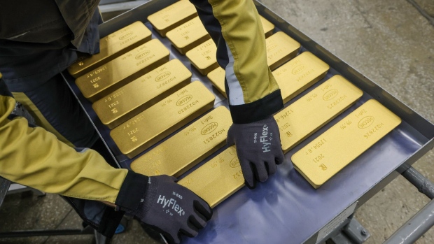 A worker loads 12,5 kilogram gold ingots onto a trolley ready for distribution at the JSC Krastsvetmet non-ferrous metals plant in Krasnoyarsk, Russia, on Monday, July 12, 2021. Gold headed for its second decline in three sessions as strength in the dollar and equities diminished demand for the metal as an alternative asset. Photographer: Andrey Rudakov/Bloomberg