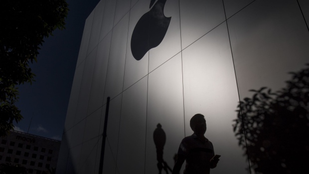 The silhouette of a pedestrian is seen in front of the Apple Inc. store during the sales launch of the Apple Inc. iPhone 8 smartphone, Apple watch series 3 device, and Apple TV 4K in San Francisco, California, U.S. Photographer: David Paul Morris/Bloomberg