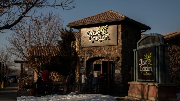Diners wait outside an Olive Garden restaurant in Thornton, Colorado. Photographer: Chet Strange/Bloomberg