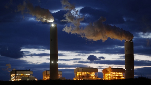 Emissions rise from the coal fired Santee Cooper Cross Generating Station power plant at dusk in Pineville, South Carolina, U.S., on Wednesday, March 21, 2018. Construction of new coal plants around the world fell for the second year in a row in 2017 as the world's biggest polluters began to restrict new projects and explore other technologies. Photographer: Luke Sharrett/Bloomberg