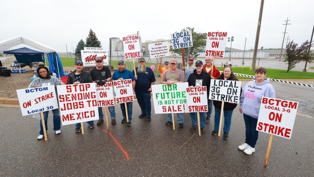 Kellogg's Cereal plant workers demonstrate in front of the plant on October 7, 2021 in Battle Creek, Michigan.