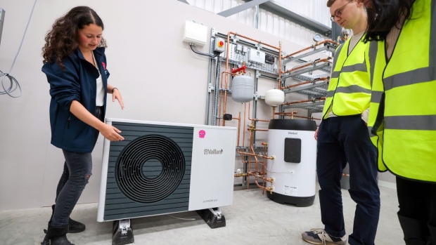 A trainer shows trainees a newly installed heat pump system at the Octopus Energy Ltd.'s training and R&D centre in Slough, U.K., on Tuesday, Sept. 28, 2021. Octopus, backed by Al Gore's sustainability fund, is helping teach the plumbers to install heat pumps that will play a pivotal role in the U.K.’s strategy to have net-zero emissions by 2050. Photographer: Chris Ratcliffe/Bloomberg