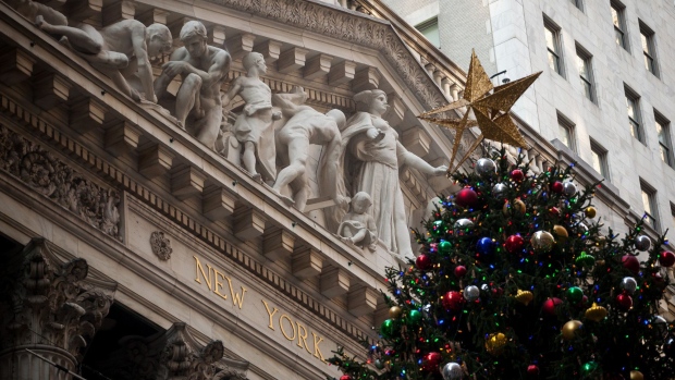 A Christmas tree is displayed in front of the New York Stock Exchange (NYSE) in New York, U.S., on Monday, Dec. 4, 2017. U.S. stock-index futures rose as European stocks advanced, led by a rally in banks and insurers after the Senate passed tax-cut legislation the day before. Photographer: Michael Nagle/Bloomberg