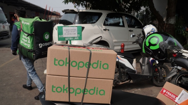 A Gojek driver picks up PT Tokopedia orders at a Titipaja fulfillment center in Jakarta, Indonesia, on Monday, May 24, 2021. Ride-hailing and payments giant Gojek agreed to combine with e-commerce pioneer PT Tokopedia to create the largest internet company in Indonesia, before seeking a stock-market debut at home and in the U.S. Photographer: Dimas Ardian/Bloomberg