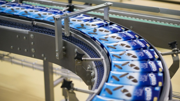 Packets of Oreo biscuits move along a conveyor belt on the production line at the Trostyanets confectionery plant, operated by Mondelez International Inc., in Trostyanets, Ukraine, on Thursday, April 6, 2017. Mondelez International Inc. bucked Russia’s recession to expand retail sales there by a “double-digit” percentage last year after starting to produce Oreo cookies as well as sweets blending chocolate and crackers, the company’s regional manager said.