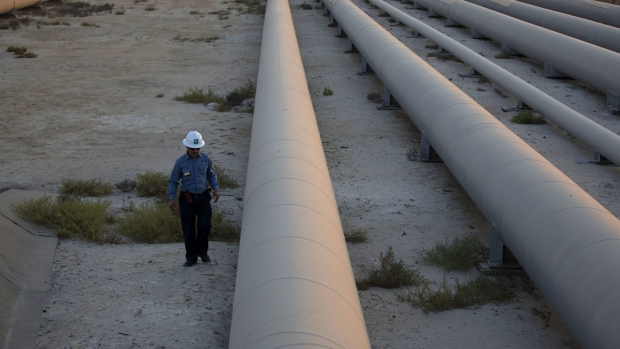 Crude oil pipeline at Ras Tanura oil refinery in Saudi Arabia. Photographer: Simon Dawson