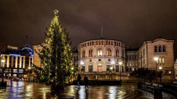 OSLO, NORWAY - DECEMBER 20: A lit Christmas tree stands in front of the Norwegian Parliament, "Stortinget", in Oslo Center on December 20, 2020 in Oslo, Norway. (Photo by Per Ole Hagen/Getty Images) Photographer: Per Ole Hagen/Getty Images Europe