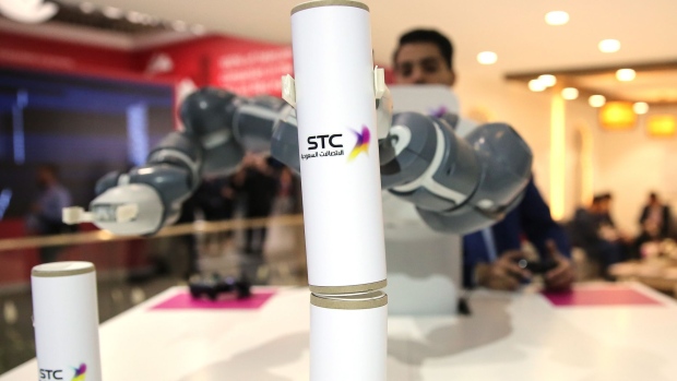 An attendee controls a 5G robotic arm on the Saudi Telecom Co. stand during the opening day of the Mobile World Congress (MWC) in Barcelona, Spain, on Monday, Feb. 26, 2018. At the wireless industry's biggest conference, more than 100,000 people are set to see the latest smartphones, artificial intelligence devices and autonomous drones exhibited by roughly 2,300 companies. Photographer: Angel Garcia/Bloomberg