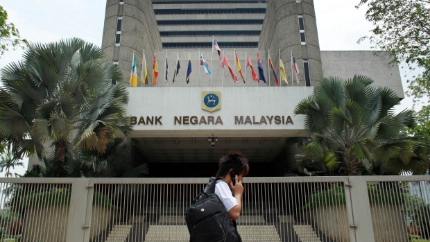 The economy may expand 4 percent to 5 percent in 2012, Bank Negara Malaysia said in its annual report released in Kuala Lumpur today.