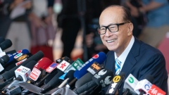Li Ka-shing, former chairman and senior adviser of CK Hutchison Holdings Ltd. and CK Asset Holdings Ltd., speaks during a news conference following the companies' annual general meetings in Hong Kong, China, on Thursday, May 10, 2018. The 89-year-old tycoon, who announced his retirement plans in March, resigned as chairman of the two companies today. His eldest son, 53-year-old Victor Li, will take over.