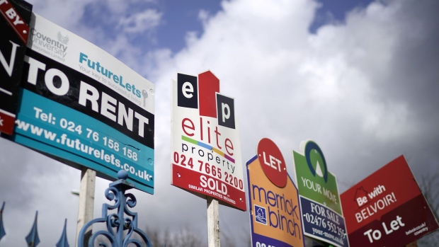 COVENTRY, ENGLAND - MARCH 14: Estate agent "For Sale" and "To Let" signs adorn a fence next to houses on March 14, 2019 in Coventry, England. (Photo by Christopher Furlong/Getty Images)