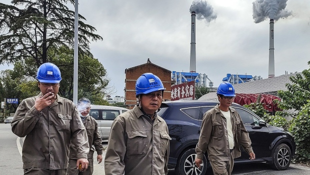 WUHAN, CHINA - OCTOBER 13: (CHINA OUT) Workers walk past a coal fired power plant on October 13, 2021 in Hanchuan, Hubei province, China. China's electricity consumption, a key barometer of economic activity, went up 6.8 percent year on year in September, as the country's economy further recovers, official data showed Wednesday. Total power use came in at 694.7 billion kWh last month, the National Energy Administration said. China's national development and Reform Commission announced on Wednesday, has expanded the floating range of coal-fired power generation transaction price to 20% up and down.（Photo by Getty Images)