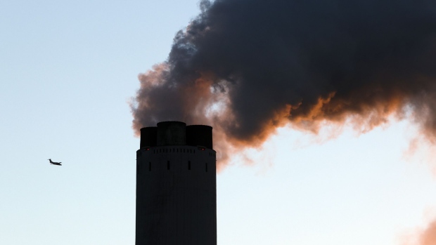 Smoke coming from a cooling tower at Uniper SE's coal-fired power station in Ratcliffe-on-Soar, U.K., on Thursday, Dec. 2, 2021. The recent drop in prices for coal and U.S. gas, as well as limited interest for LNG cargoes from some buyers in Asia, opened the way for added supply into Europe. Photographer: Chris Ratcliffe/Bloomberg
