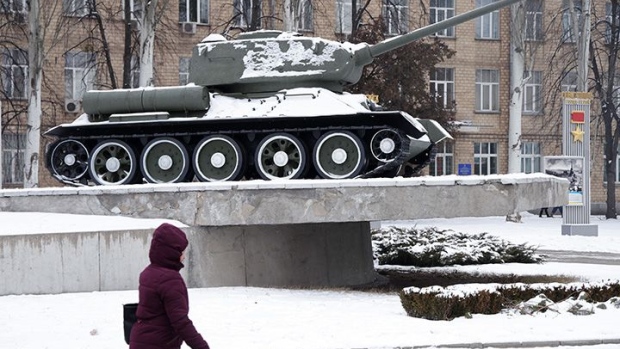 KYIV, UKRAINE - JANUARY 25: A young woman walks past a World War II-era Soviet T-34 tank at an outdoor commemorative display extolling the battles and victories of the Soviet Red Army in liberating the Soviet Union against Nazi Germany occupation during World War II on January 25, 2022 in Kyiv, Ukraine. Today international fears of an imminent Russian military invasion of Ukraine remain high as Russian troops mass along the Russian-Ukrainian border. (Photo by Sean Gallup/Getty Images)