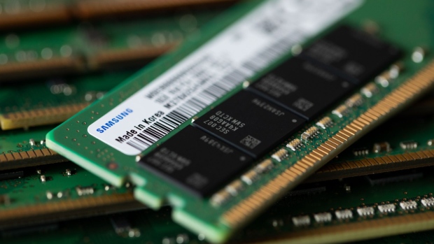 A Samsung Electronics Co. 16GB Double-Data-Rate (DDR) 4 memory module, top, and other DDR modules are arranged for a photograph in Seoul, South Korea, on Tuesday, July 28, 2020. Samsung is schedule to announce first-quarter earning figures on July 30. Photographer: SeongJoon Cho/Bloomberg