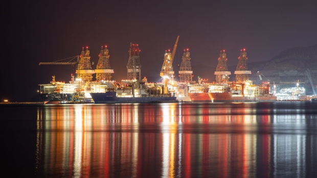 Drilling ships sit illuminated during construction work at the Daewoo Shipbuilding & Marine Engineering Co. shipyard in Geoje, South Korea, on Thursday, Jan. 31, 2019. Hyundai Heavy Industries Group signed a conditional agreement with Korea Development Bank to take control of Daewoo Shipbuilding, the state lender, Daewoo’s biggest shareholder, said in a statement Thursday. Photographer: SeongJoon Cho/Bloomberg