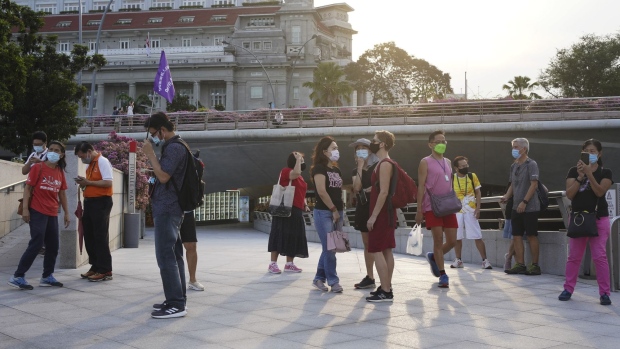 Tourists in the Marina Bay area of Singapore, on Saturday, Sept. 25, 2021. Daily infection levels have been ticking higher since the Singaporean government signaled a shift in its Covid strategy, from wiping out all cases to accepting the virus is endemic. Photographer: Ore Huiying/Bloomberg