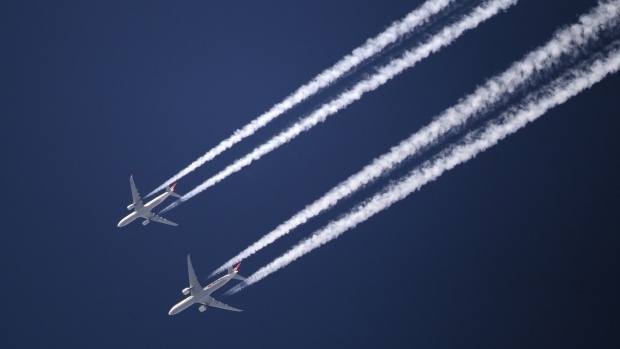 LONDON, ENGLAND - MARCH 12: Two commercial airliners appear to fly close together as the pass over London on March 12, 2012 in London, England. (Photo by Dan Kitwood/Getty Images)
