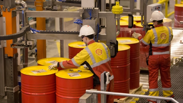 An employee caps oil drums containing lubricant oil at the Royal Dutch Shell Plc lubricants blending plant in Torzhok, Russia, on Wednesday, Feb. 7, 2018. The oil-price rally worked both ways for Royal Dutch Shell Plc as improved exploration and production lifted profit to a three-year high while refining and trading fell short of expectations as margins shrank. Photographer: Andrey Rudakov/Bloomberg