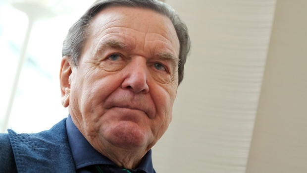 Der frühere Präsident Schröder hat Putin aufgefordert, zurückzutreten und die deutsche Regierungspartei zu verlassen.