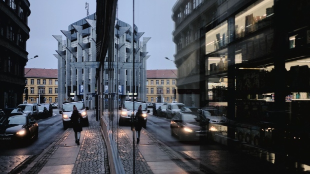 Polski plan wsparcia pożyczkobiorców, którzy borykają się z trudnościami, wstrząsa akcjami banków