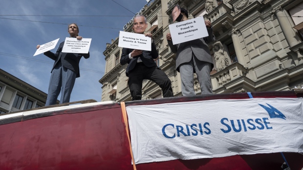 Demonstrators outside the Credit Suisse Group AG headquarters in Zurich, April 29. Photographer: Pascal Mora/Bloomberg